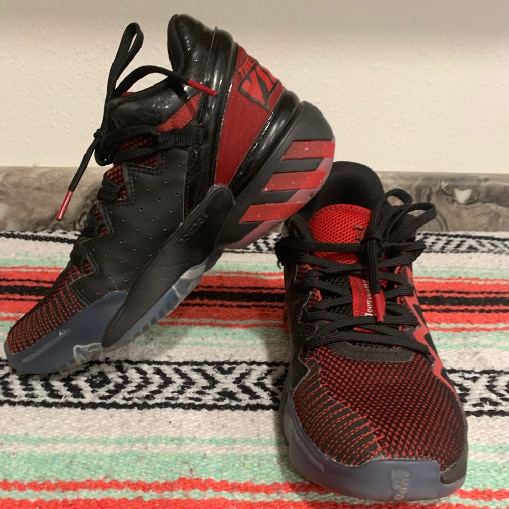 Men’s Louise Ville Adidas basketball shoes size 7.